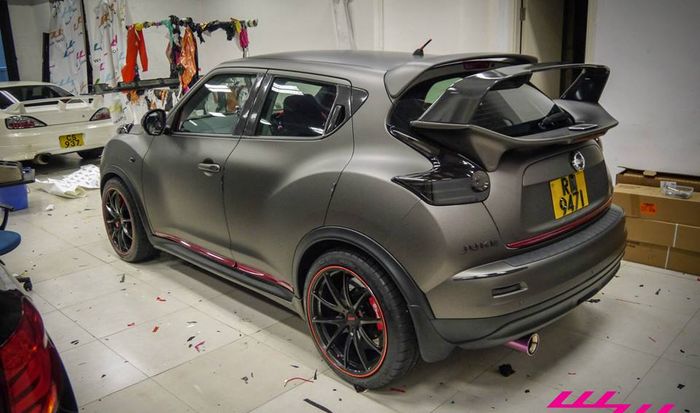 Tampilan samping Nissan Juke dengan sayap ganda atraktif yang besar