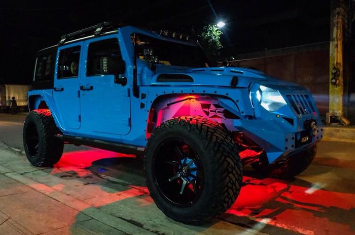 Modifikasi Jeep Wrangler berkelir biru