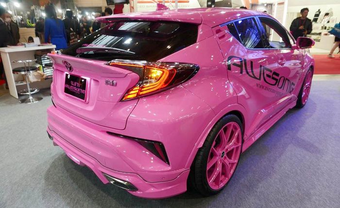 Tampilan belakang Toyota CH-R berkelir pink