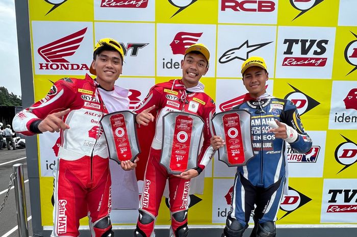 Adenanta Putra (tengah), Herjun Atna Firdaus dan Aldi Satya Mahendra berhasil kuasai podium Race 2 AP250 ARRC Jepang 2022 di sirkuit Sugo (14/8).