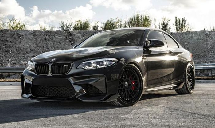 BMW M2 dengan pelek HRE Classic 300 ukuran 20 inci dicat sewarna body