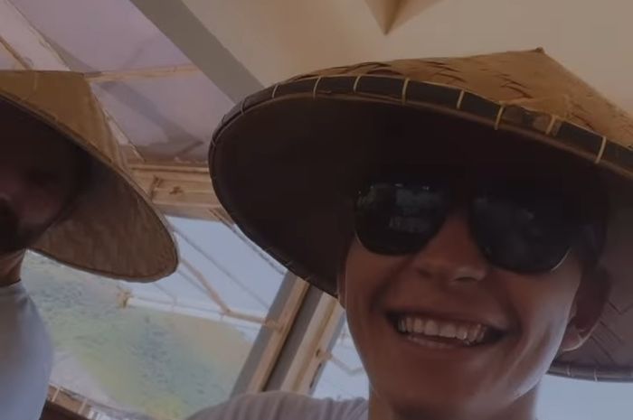 Raul Fernandez memakai caping gunung saat tiba di Mandalika