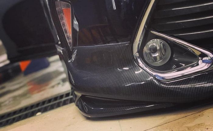 Lips spoiler serat karbon di bumper depan Toyota Camry