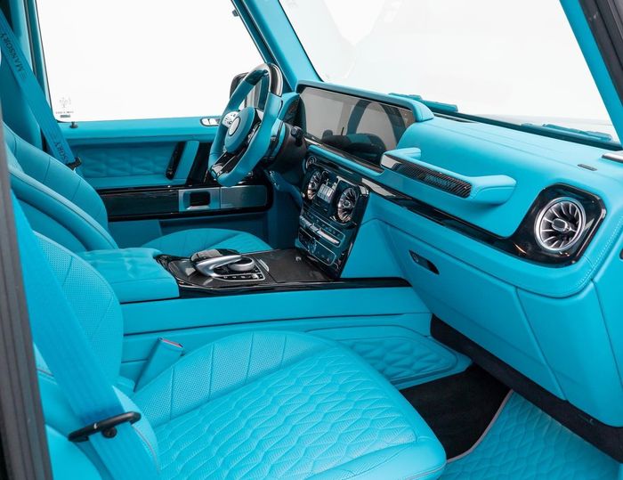 Tampilan kabin modifikasi Mercedes-AMG G63 berlabel Gronos P850 dengan tema serba biru