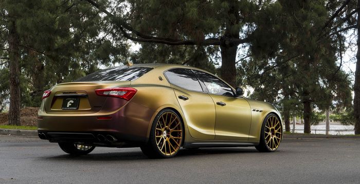 Tampilan belakang Maserati Ghibli pakai kelir Bunglon