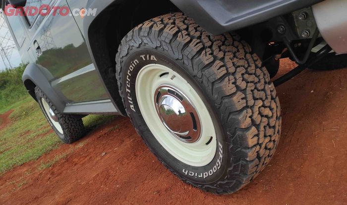 Suzuki Jimny JB74 ini dipasangi pelek Dean Cross Country ukuran 16x5,5 dan dipasangi ban BF Goodrich KO2 225/70R16. 