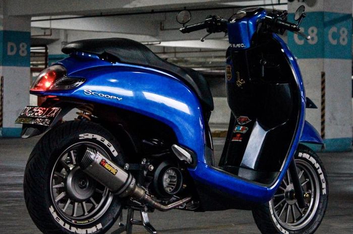 Honda Scoopy pakai pelek V-Rossi, kaki-kaki jadi kelihatan makin sporty.