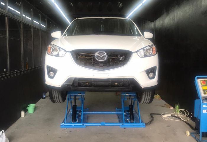 setelah proses pengeringan di lift hidrolik biasa, biasanya kita angkat mobil lagi di lift portable hidraulic untuk finishing dan cek akhir untuk bagian bagian yang mungkin masih tertinggal dengan bantuan cahaya dari lampu sorot 30 watt