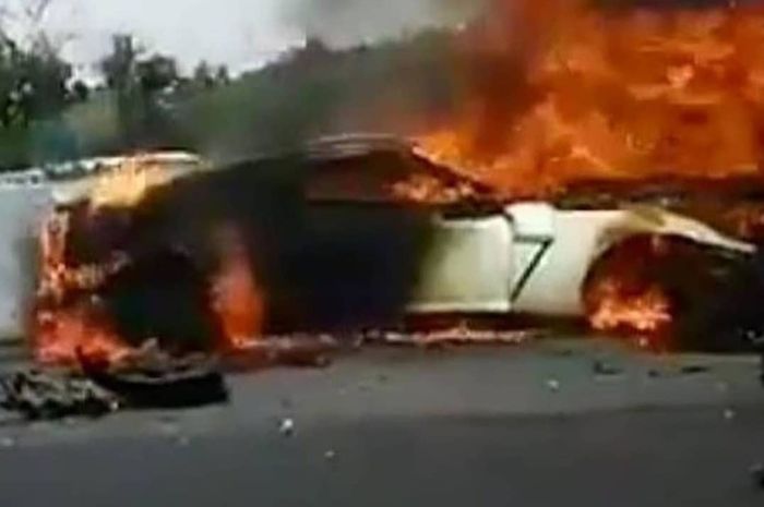 Nissan GT-R Wakil Jaksa Agung yang terbakar karena kecelakaan
