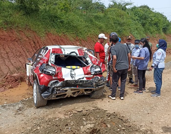 Kondisi mobil reli Sean Gelael dan Bamsoet yang crash parah di Reli Meikarta (27/11)