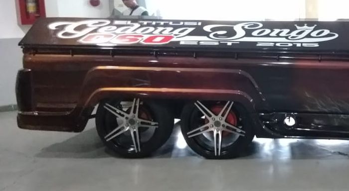 Tampilan samping modifikasi pikap L300 pakai 6 roda