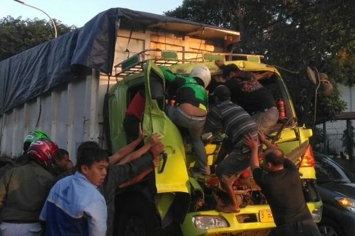 Seorang driver ojek online ikut membantu mengevakuasi sopir truk yang terhimpit jadi topik hangat