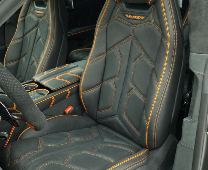 Kulit suede hitam dengan pola jahitan membentuk aksen gril Urus diterapkan di kabin