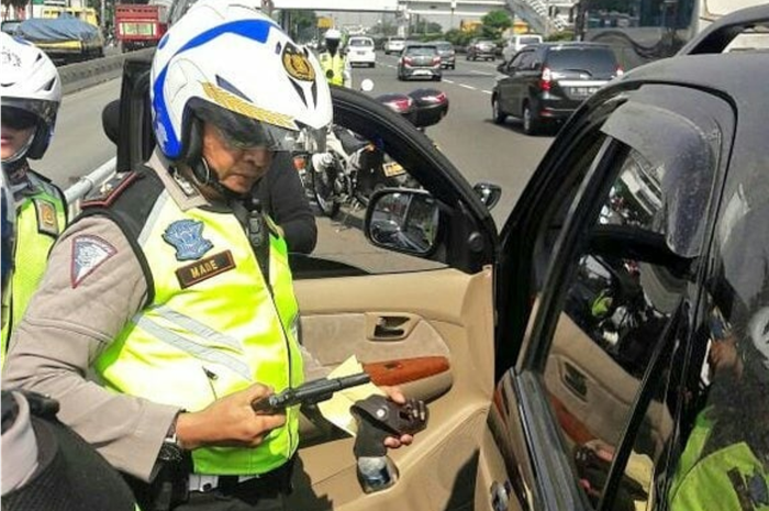 Polisi amankan pengendara Toyota Fortuner bawa pistol di Tol Kuningan