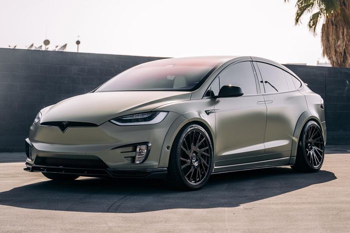 Modifikasi Tesla Model X bertema army look hasil garapan RDB LA, Amerika Serikat