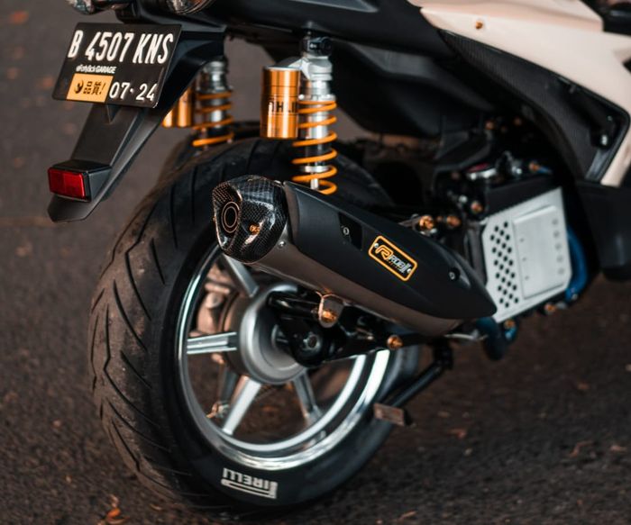 Suspensi Ohlins dan knalpot Rob1 Racing.