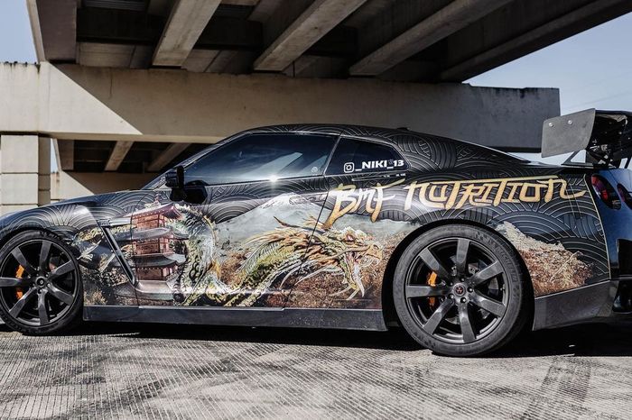 Sosok naga mengiasi bodi Nissan GT-R R35 