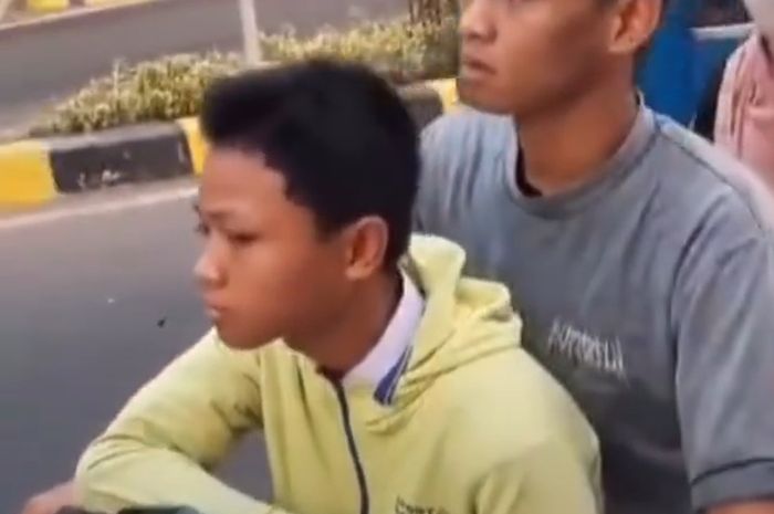 Pengendara boncengan tiga di tegur oleh anggota Satlantas Polres Metro Jakarta Pusat