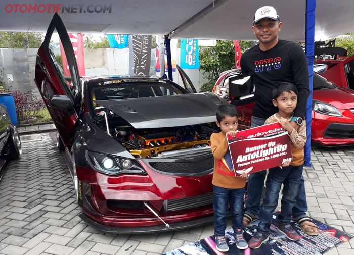 Honda Civic dengan tema street racing berhasil jadi Runner-up Champion Autovision AutoLightUp Pekanbaru, Riau