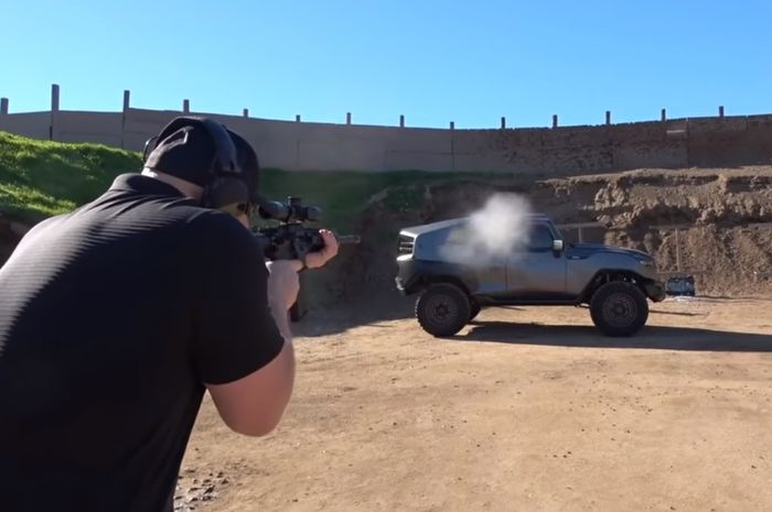 Rezvani Tank saat diuji coba dengan tembakan