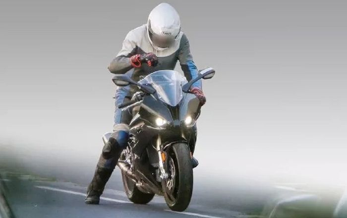 Model baru  BMW S1000RR terjepret kamera