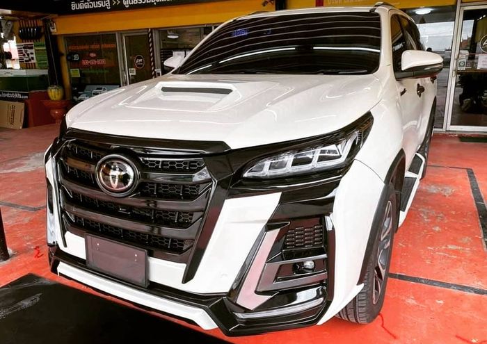 Tampilan depan Toyota Fortuner Legender jadi lebih agresif