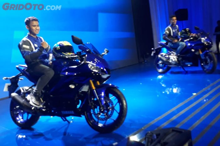 Galang Hendra (kiri) dan Hafizh Syahrin saat peluncurkan Yamaha R25 dan R3 versi 2019 di Jakarta