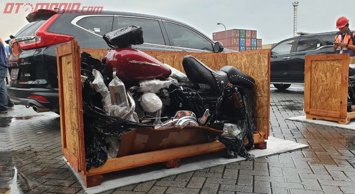 Penggagalan penyelundupan. Boks kayu berisi motor gede yang dipereteli