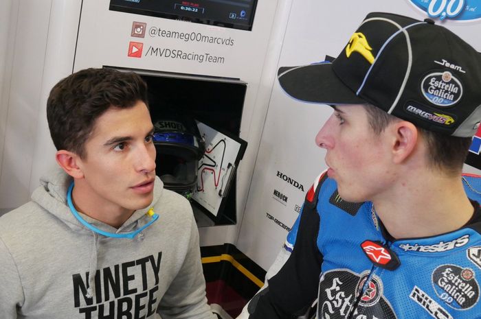 Juara dunia MotoGP 2017 Marc Marquez memberi pengarahan kepada sang adik, Alex Marquez