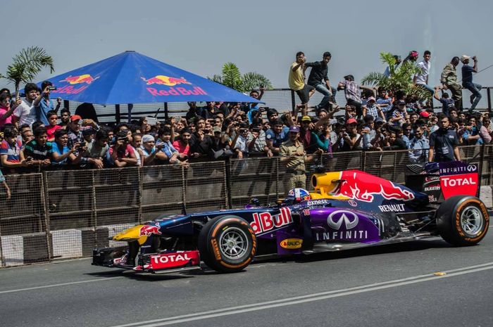 Red Bull sering membuat acara demonstrasi mobil F1, salah satunya seperti dilakukan David Coulthard ini