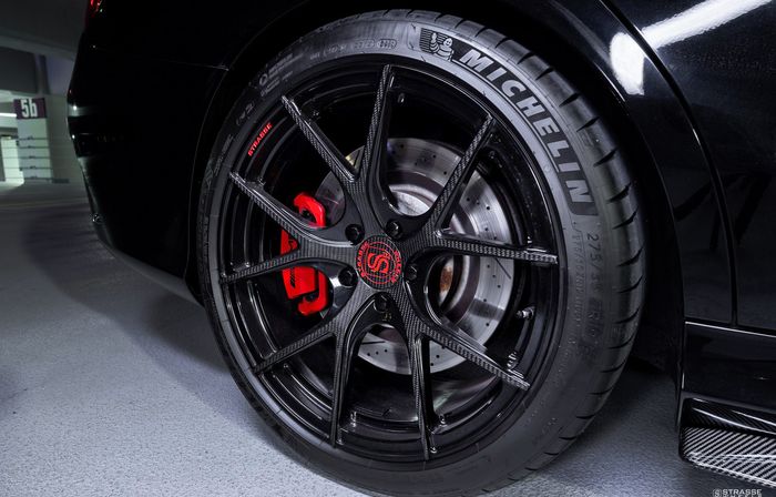 pelek Strasse Wheels SMR5 Deep Concave terpasang di modifikasi Mercedes-AMG C63 S