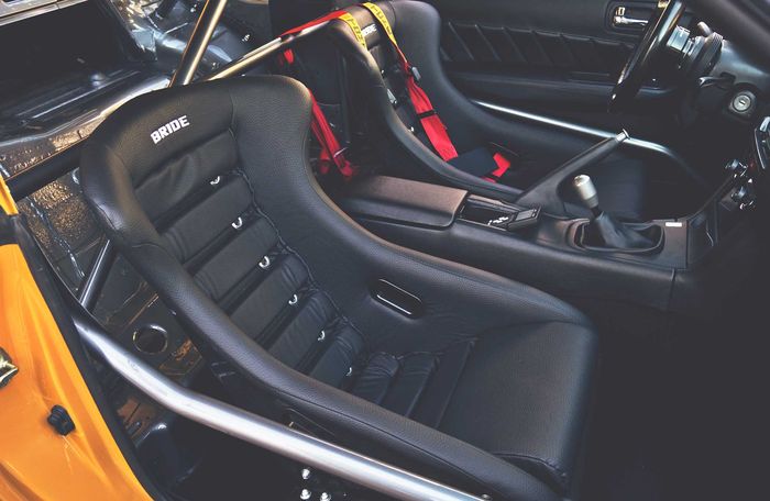 Sepasang jok bucket Bride Histrix di kabin Nissan Silvia S13