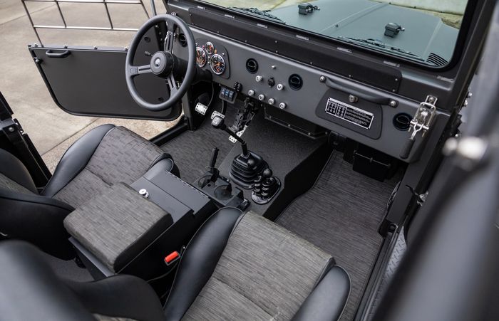 Tampilan kabin restomod Toyota Land Cruiser FJ40 garapan Icon 4x4