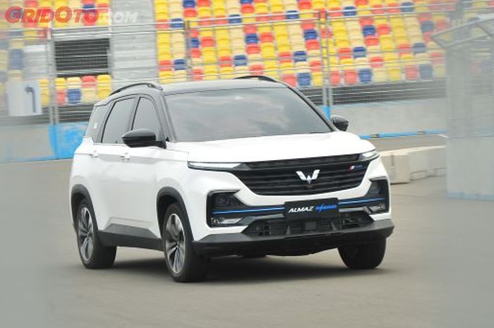Ilustrasi harga mobil baru Wuling Almaz series mengalami penyesuaian jelang akhir Januari 2023.