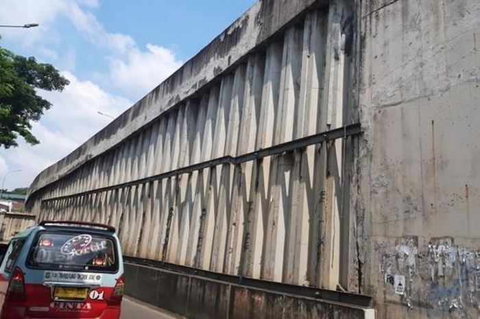 Salah satu sudut jembatan flyover Cibodas Tangerang yang retak