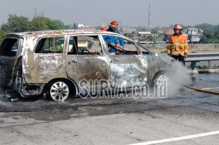 Innova yang terbakar di Jalan Tol Pandaan - Gempol Km 44 800, Senin (8/10/2018) pagi