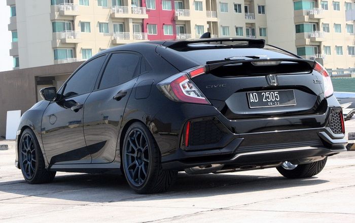 Komponen body kit, seperti spoiler belakang yang siap pasang