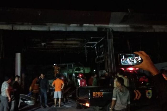 SPBU dan bus ludes terbakar di Jember, Jawa Timur