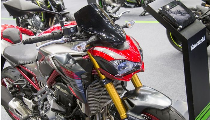 Kawasaki Z900 edisi spesial punya windshield yang lebih tinggi