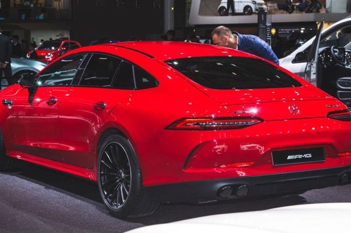 Desain buritan Mercedes-AMG GT4 43 dengan double twin exhaust