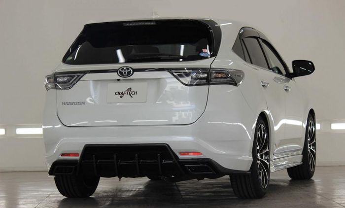 Tampilan belakang modifikasi Toyota Harrier