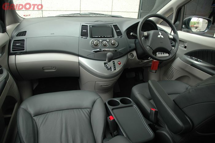 Interior Mitsubishi Grandis GT bernuansa abu-abu