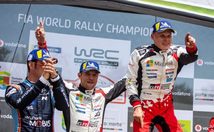 Ott Tanak (kanan) rayakan kemenangan ketiganya di kejuaraan dunia reli (WRC) 2019, setelah jadi yang tercepat di reli Portugal