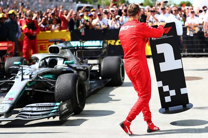 Tidak terima, Sebastian Vettel memindahkan tanda nomor 1 dari depan mobil Lewis Hamilton ke tempat posisinya usai balapan F1 Kanada