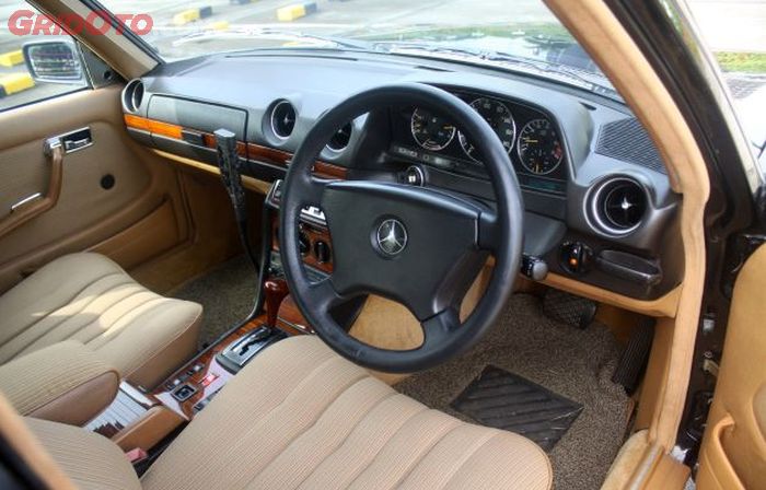 Seluruh jok dan doortrim diganti dengan yang berbahan wool warna beige