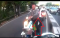 Video Puluhan Pengendara Motor Lawan Arus,  Seorang Pemotor Gregetan Tahan Emosi