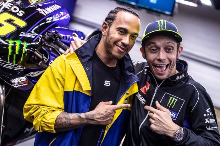 Juara dunia F1 Lewis Hamilton dan juara dunia MotoGP Valentino Rossi saling bertukar kendaraan balap yang dipakainya