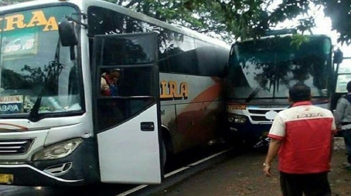 Kecelakaan antara Bus Mira dan Bus Sugeng Rahayu terjadi Selasa (28/11)