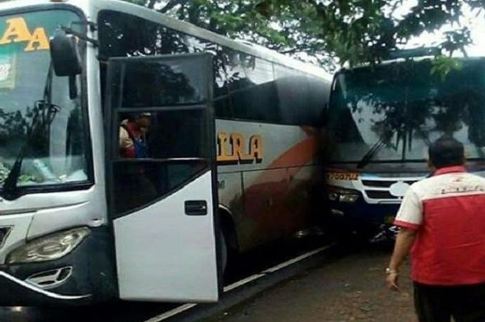 Kecelakaan antara Bus Mira dan Bus Sugeng Rahayu terjadi Selasa (28/11)