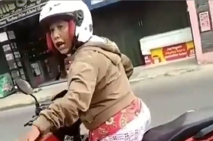 Emak-emak ngamuk usai menabrak motor di depannya.